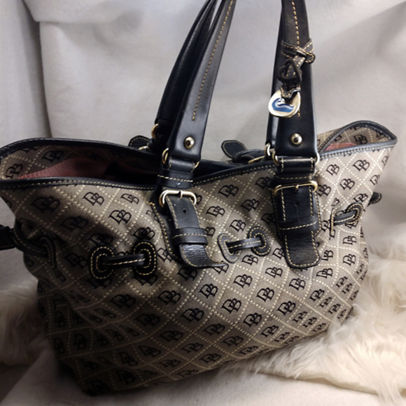Dooney & Bourke Handbags - Authentic Xtra Large Dooney & Bourke Purse Handbag